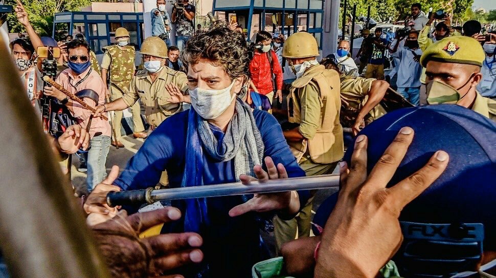 DehatDastak's tweet photo. जिसकी दादी ने सीने पर गोलियॉं झेलीं हैं
जिसके पिता ने सीने पर बारूद झेला है

उसे तुम्हारी पुलिस की लाठियॉं क्या डरायेंगी !!
@priyankagandhi @RahulGandhi
@INCIndia @INCRajasthan @ashokgehlot51 https://t.co/RtYpySHnwM