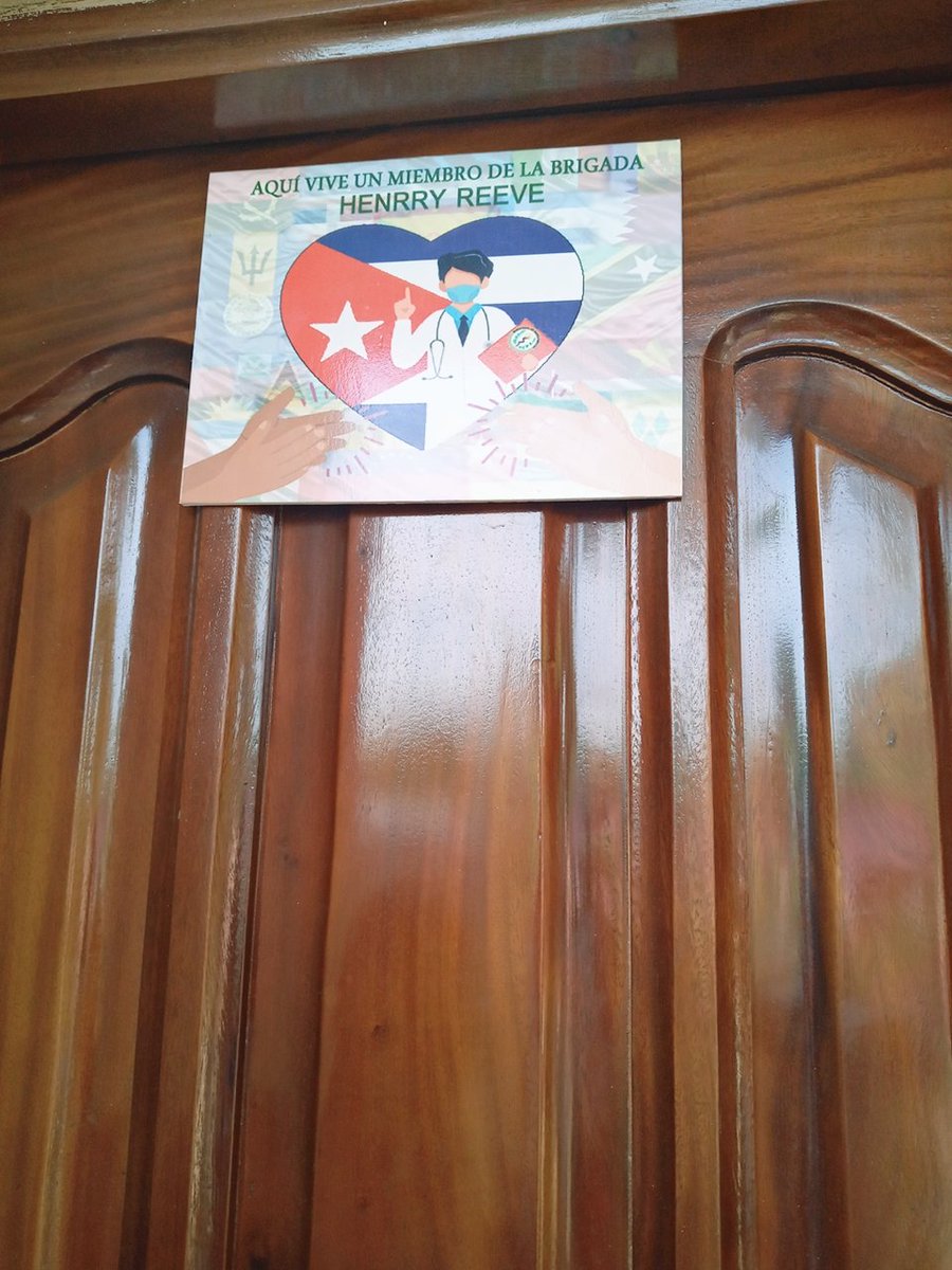 #AquiViveUnMiembroDeLaBrigada
#HenrryReeve 
Placa entregada por miembros del Consejo de Dirección del #PoliclinicoAlbertoArcosLuque a la madre de la colaboradora Anaibis Estrada que se encuentra en Belice luchando contra la #Covid19 #SomosCuba #SomosContinuidad #CubaSalvaVidas