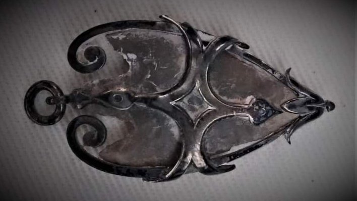 #BronzeAge #flint #arrowhead in silver mount kept by a Creetown family, Kirkcudbrightshire. #ScottishMuseumsDay #folklore #jewelry #amulet #cows now on display at the Stewartry Museum, Kirkcudbright #DumfriesGalloway