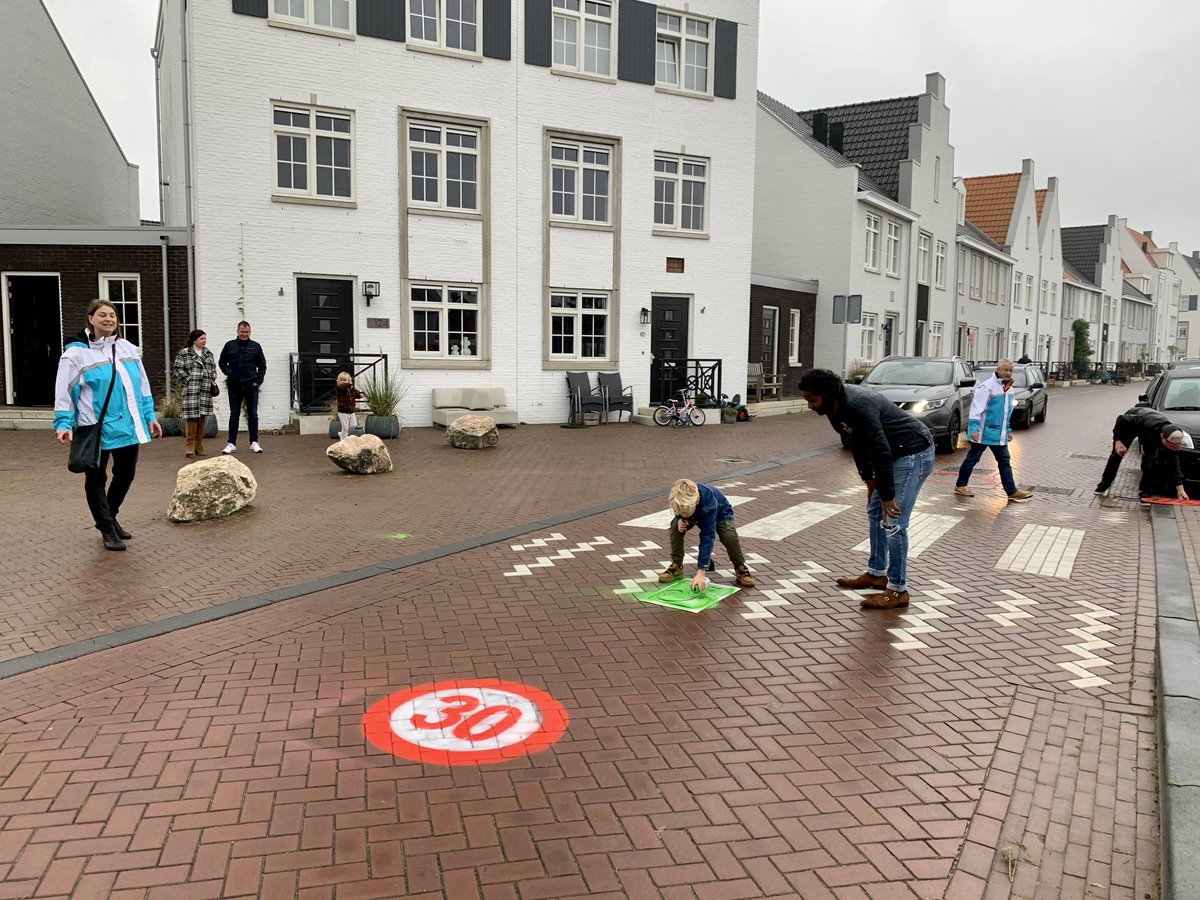 WaterfrontHwijk's tweet photo. Om aandacht te vragen voor de verkeersveiligheid in de wijk, organiseerde @VeiligVerkeer vanmiddag een ludieke actie in het #Waterfront. Vooral ouders met kinderen ervaren soms hoge snelheden van automobilisten. https://t.co/xrHxu0BeZl https://t.co/M4qNMqqVeC