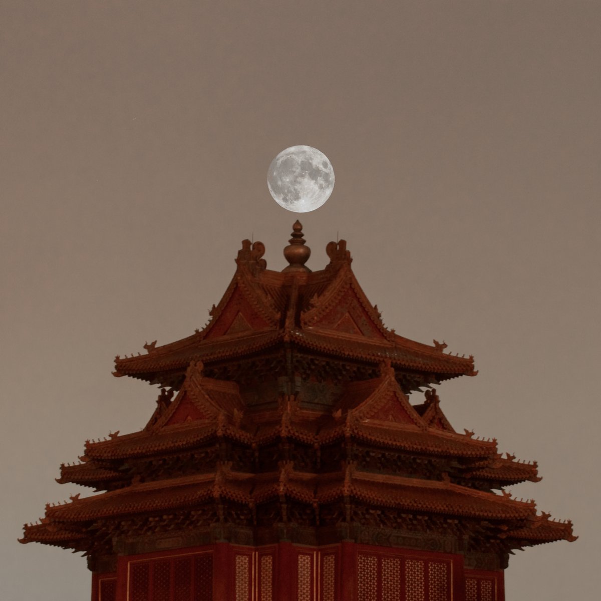 #GlamorChina Magnificent views were captured in Tian’anmen Square, where the full moon complemented the grand architectural structures.