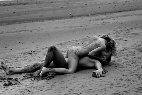 corpsecrits's tweet photo. Ils étaient deux 
Et toute la plage pour eux 

Enlacés de brume et d'embruns 
Ils vivaient leur moment 
Intense 
Sacré 

Il n'y avait pas d'avant 
Pas d'après 
Juste des secondes 
Historiques 
Contre le sable mouillé 
...
Empreintes https://t.co/PgBiQ2f1ft