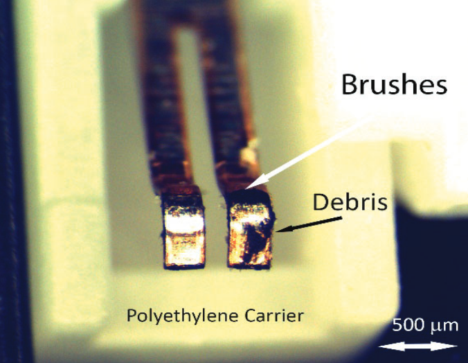 The expert analyzed controller pieces with a scanning electron microscope, and found that joysticks' steel brushes were scraping against the soft carbon pads and polyethylene pieces used to transmit player movements. (21/26)