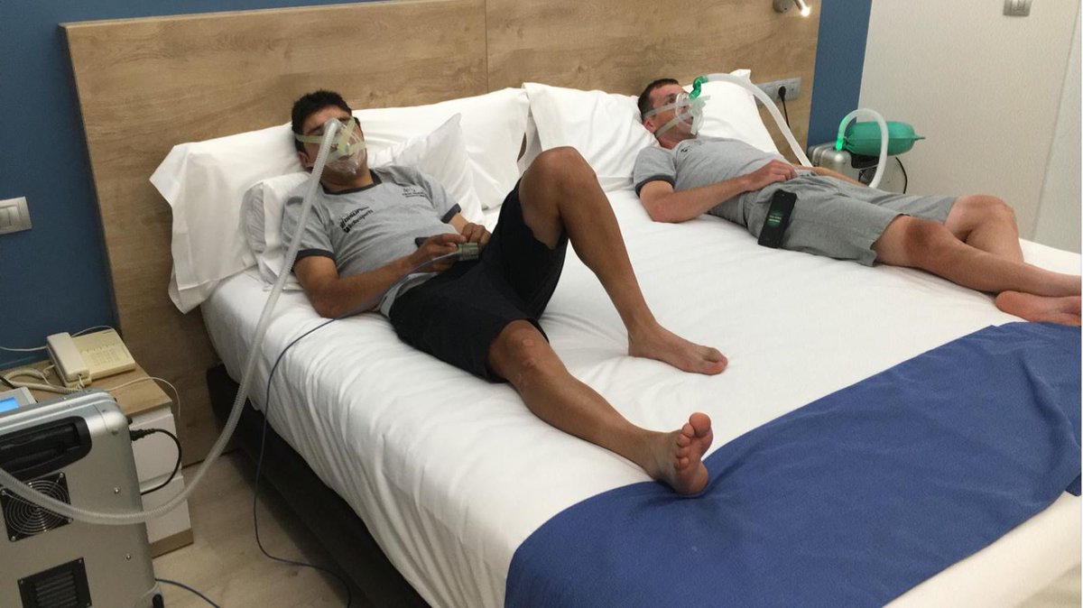 La utilización de hipoxia intermitente cada vez esta mas demostrada en la mejora del rendimiento. Sin embargo, pocos conocen los grandes beneficios en la recuperación. En este articulo tienes mas información ivanreebok.com/2020/10/03/hip…