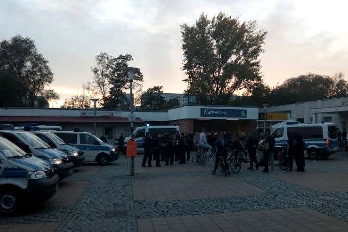 [18:34] Nazis weiterhin auf dem Vorplatz S-Wartenberg. Auf der anderen Seite vom Bahnhof (Egon-Erwin-Kisch-Straße) machen die Bullen gerade alles zu. #b0310 #Hohenschönhausen