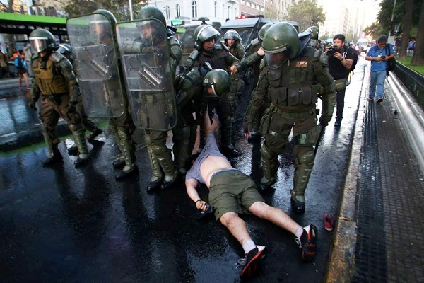 AliNewsAN's tweet photo. Son "COBARDES" quienes crearon el hashtag #ApoyoACarabineros.
Son los mismos que justifican los crímenes de la dictadura de Pinochet, los mismos que veneran la dictadura de Piñera. 
Los que celebran escondidos detrás del teclado
#NoSeCayoLoEmpujaron #FueraMarioRozas https://t.co/tu3TeRSFQq