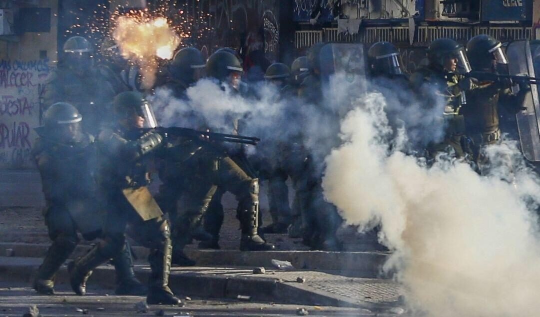 AliNewsAN's tweet photo. Son "COBARDES" quienes crearon el hashtag #ApoyoACarabineros.
Son los mismos que justifican los crímenes de la dictadura de Pinochet, los mismos que veneran la dictadura de Piñera. 
Los que celebran escondidos detrás del teclado
#NoSeCayoLoEmpujaron #FueraMarioRozas https://t.co/tu3TeRSFQq