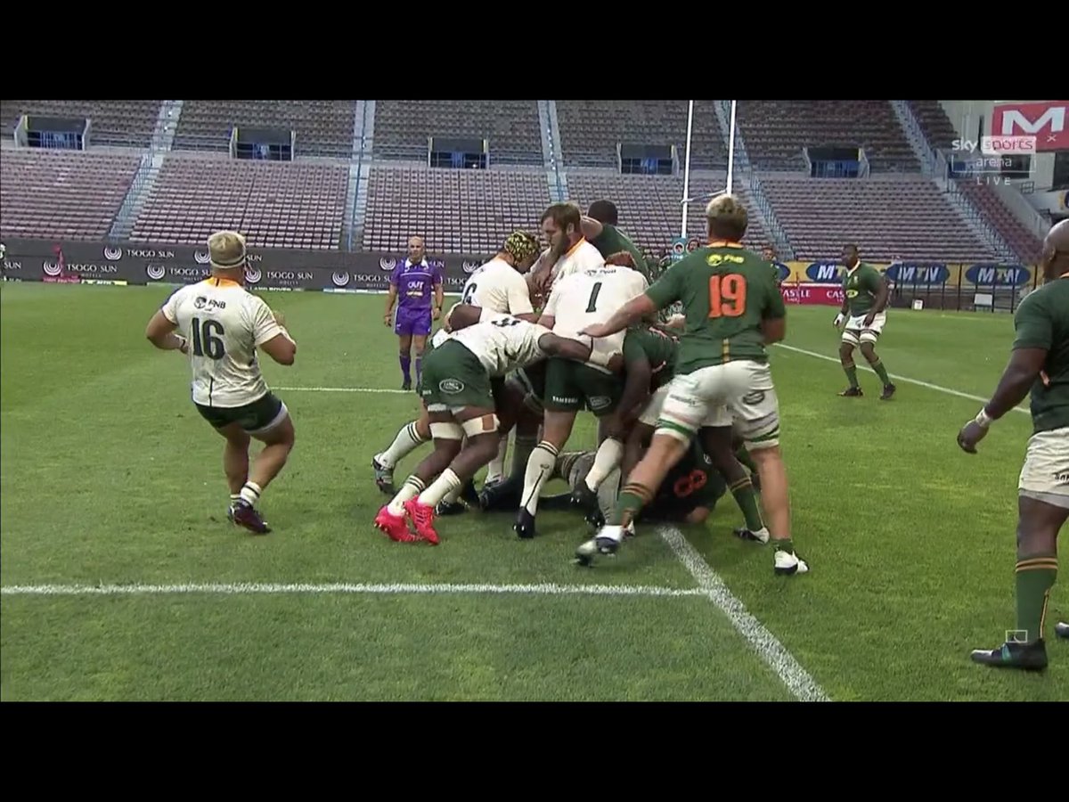 3leopards's tweet photo. The #SpringbokGreen Team’s shirt is green while the #SpringbokGold Team’s shirt looks well...white 🤔😉😂 #SpringbokShowdown https://t.co/qzH1t0FQoB