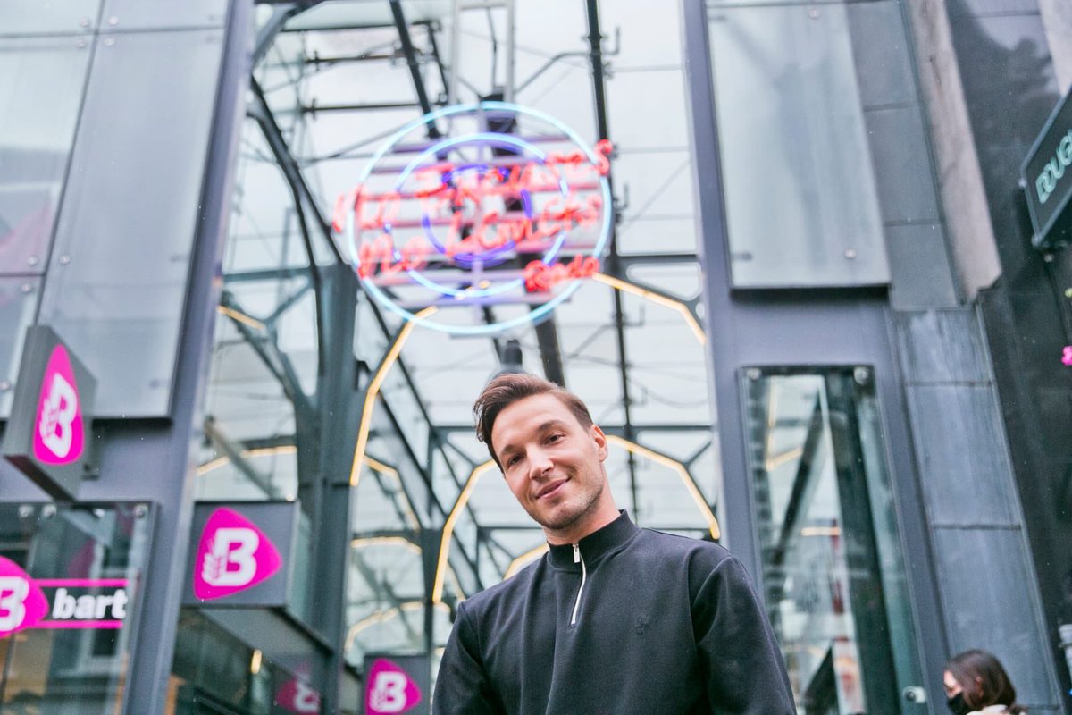 Om vervolgens de volgende mooie woorden uit te spreken. ‘Ik word nu geëerd, in dit pand creëren we en wie weet kunnen we dan over enige tijd weer iemand eren.’ ⁦Niets meer aan toe te voegen. <a href="/iamredo/">Redouan Ait Chitt</a>⁩ #lintje