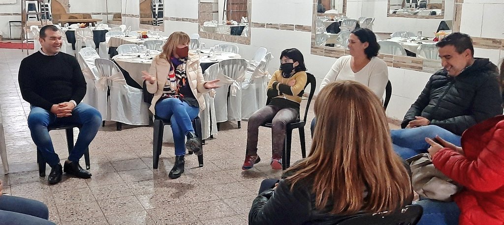 almiron_sergio's tweet photo. Tarde de charla con @AidaAyala en Puerto Vilelas (con los cuidados necesarios ��) junto a referentes locales de la @UCRNacional. Conversando sobre las consecuencias de la #pandemia, la problemática de los incendios y la contaminación del ambiente.
#VolverAGanar 🍊 #AIDA https://t.co/9ANsPlJC6E