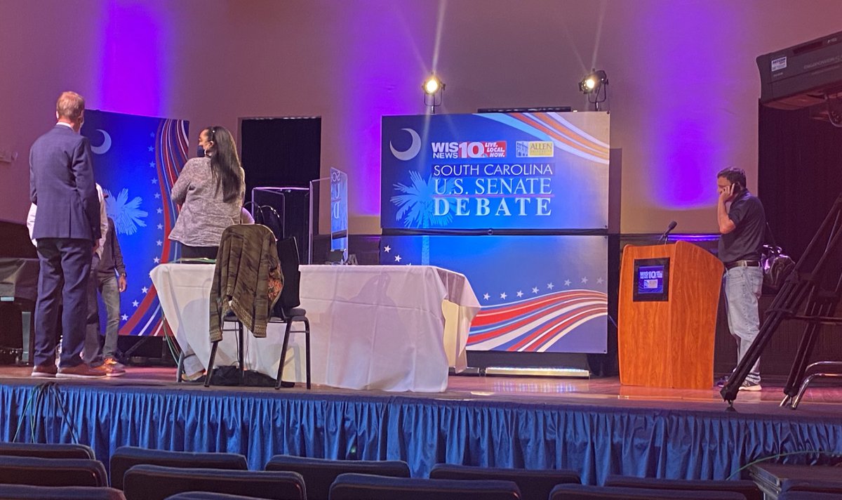 I’m inside the debate venue at Allen University, an HBCU in downtown Columbia. There is a plexiglass partition around the podium to the left of the side, which I’m told will be used by  @harrisonjaime. There is no partition around  @LindseyGrahamSC’s podium.