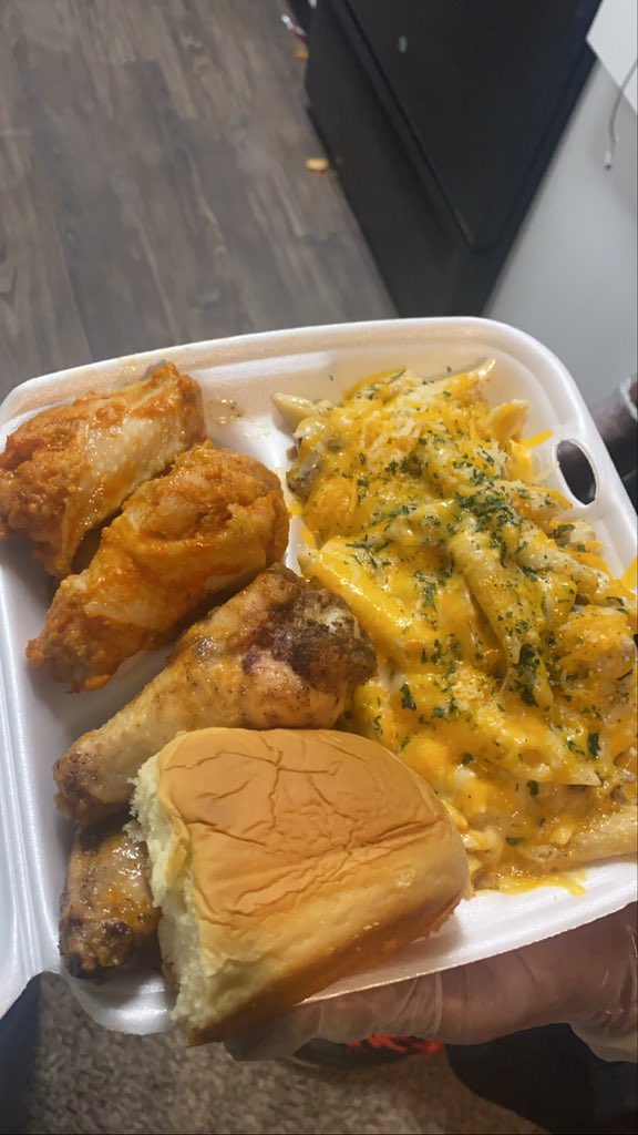 LNMMRF's tweet photo. Our DMs are open tonight from 5pm to 3am come fill your belly’s up with the best that the night has to offer a #LateNightMunchieMeal https://t.co/I7iOJmcxXQ