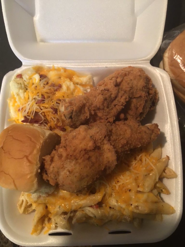 LNMMRF's tweet photo. Our DMs are open tonight from 5pm to 3am come fill your belly’s up with the best that the night has to offer a #LateNightMunchieMeal https://t.co/I7iOJmcxXQ