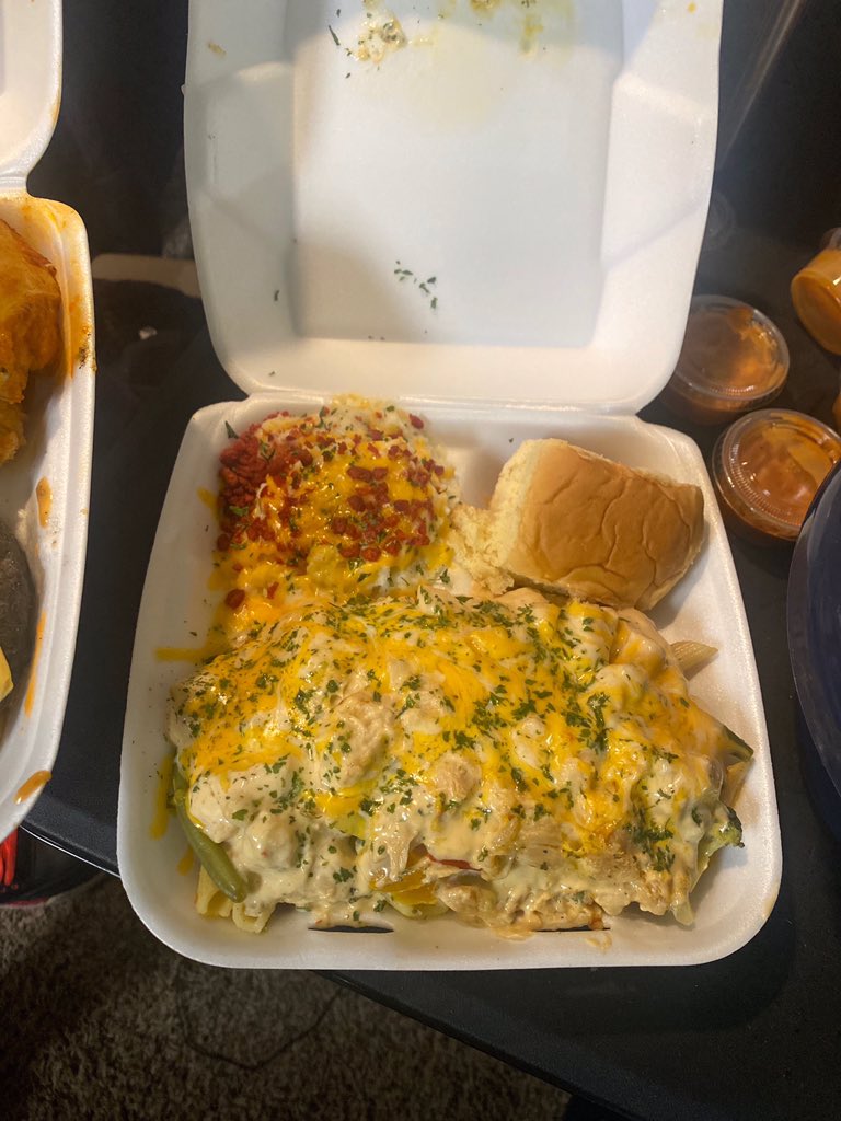 LNMMRF's tweet photo. Our DMs are open tonight from 5pm to 3am come fill your belly’s up with the best that the night has to offer a #LateNightMunchieMeal https://t.co/chYVasuH6p