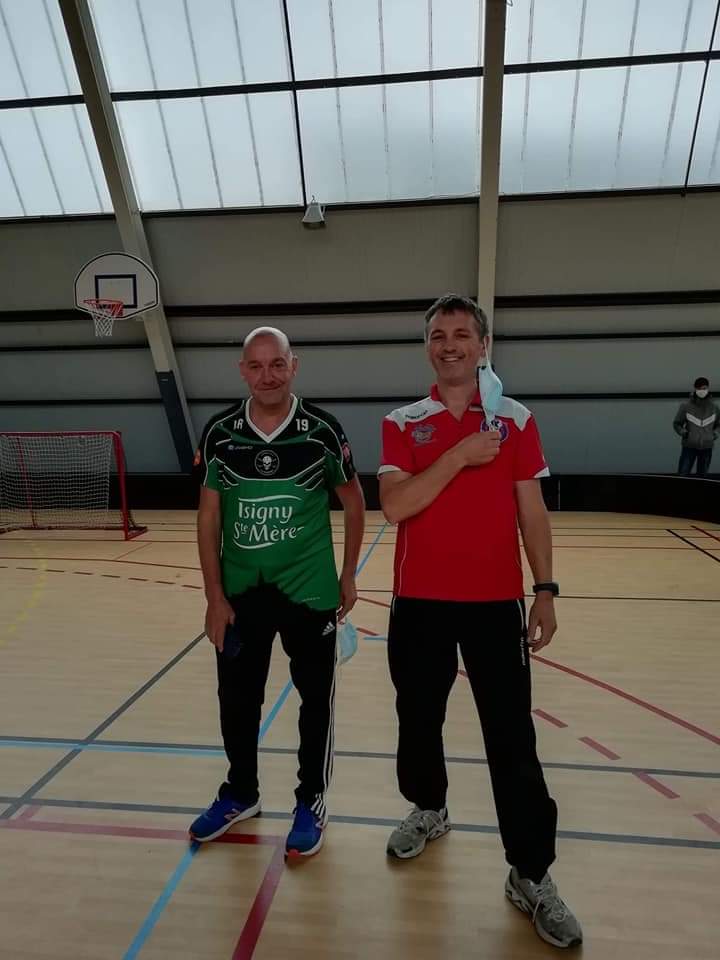 U13 - Très belle première journée de championnat U13.
L'AAEEC gagne contre St Lô/Rennes (15/6) et s'incline ensuite 10/8 contre Tours.
Merci à Montbazon pour l'accueil, aux équipes rencontrées pour leur très bon état d'esprit.
Voilà un championnat qui promet 💪

<a href="/villepontsdece/">Ville Ponts-de-Cé</a>