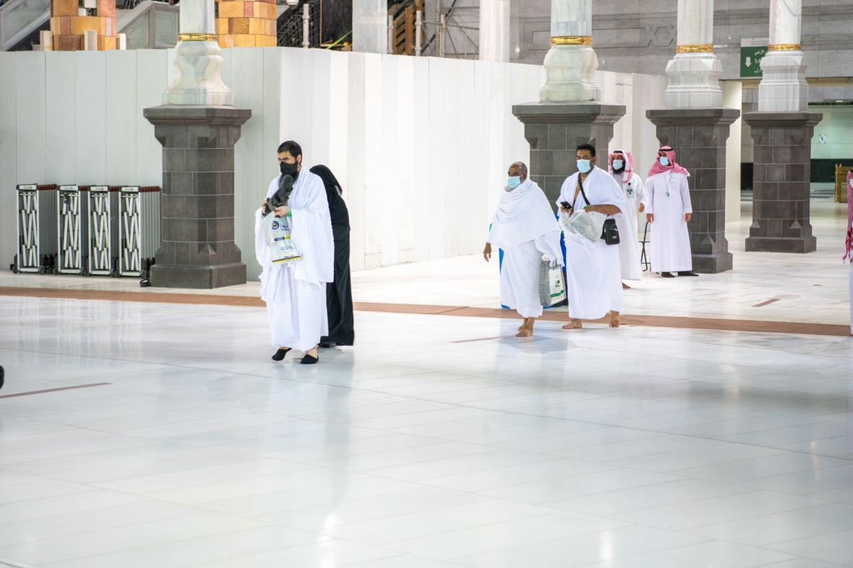 Saudi_Gazette's tweet photo. #PICTURES: Grand Mosque starts receiving first groups of Umrah performers, with application of precautionary measures to prevent the spread of #coronavirus. https://t.co/PLZKdsRn2J