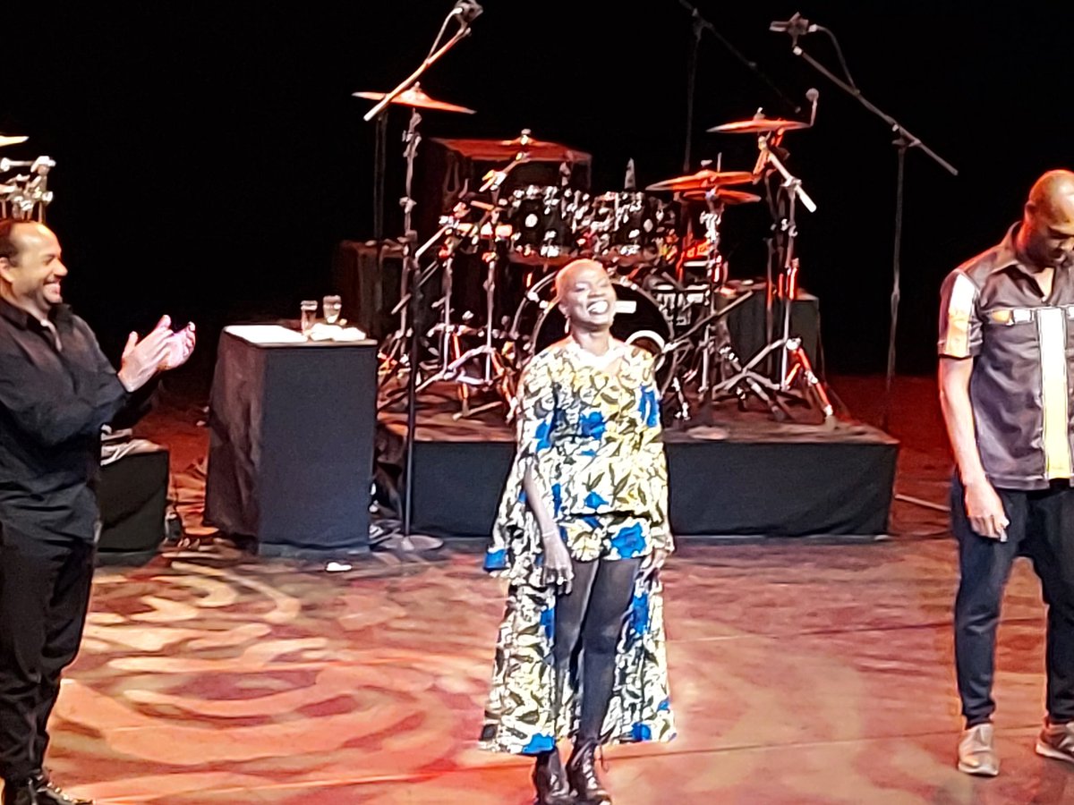 albertinette93's tweet photo. Il y a lgt que je n'avais pas vu un aussi beau concert:
@angeliquekidjo à la @MACCRETEIL
Une énergie folle, une joie de vivre contagieuse, une voix extra, une affirmation de la place de la femme, et elle danse comme une déesse !
En 1ère partie, très belle découverte de @iampoundo https://t.co/8eeMDxuCbX