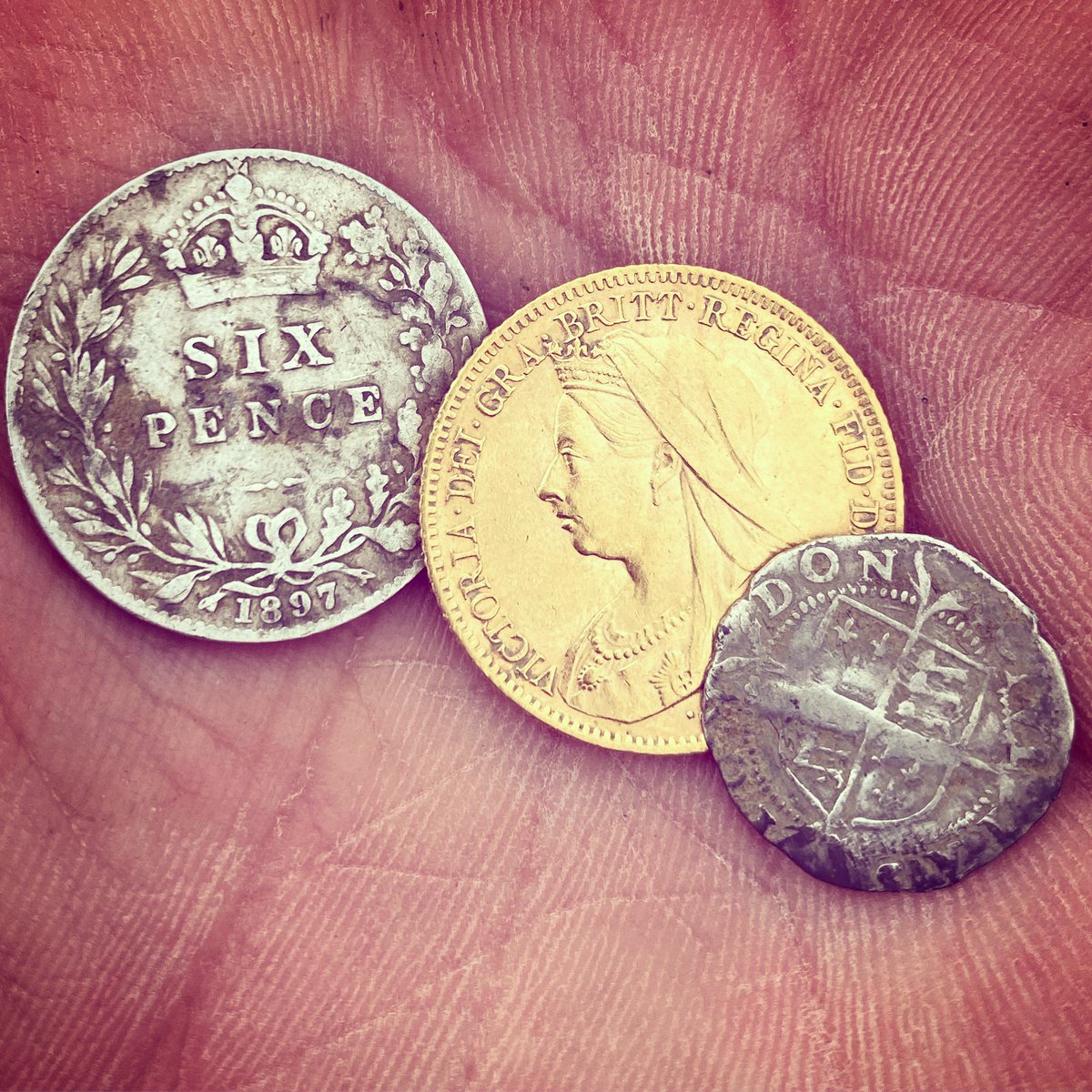 foundbysound's tweet image. Another good couple of hunts this week, using the DeepTech Vista X with 14” demon coil. Gold half sovereign, silver sixpence, silver hammered three farthings (1560/61) and a 50% silver two shillings. See more on Instagram. Good luck