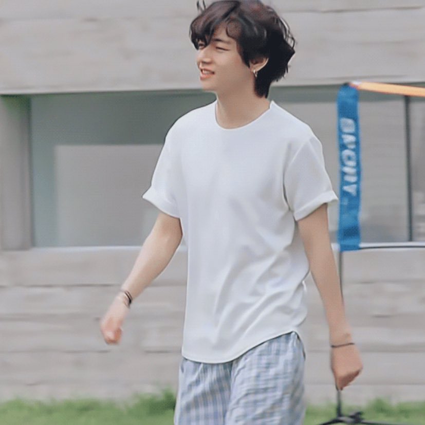 imagine waking up daily knowing this pretty boy is my roommate aswell as friend :,)