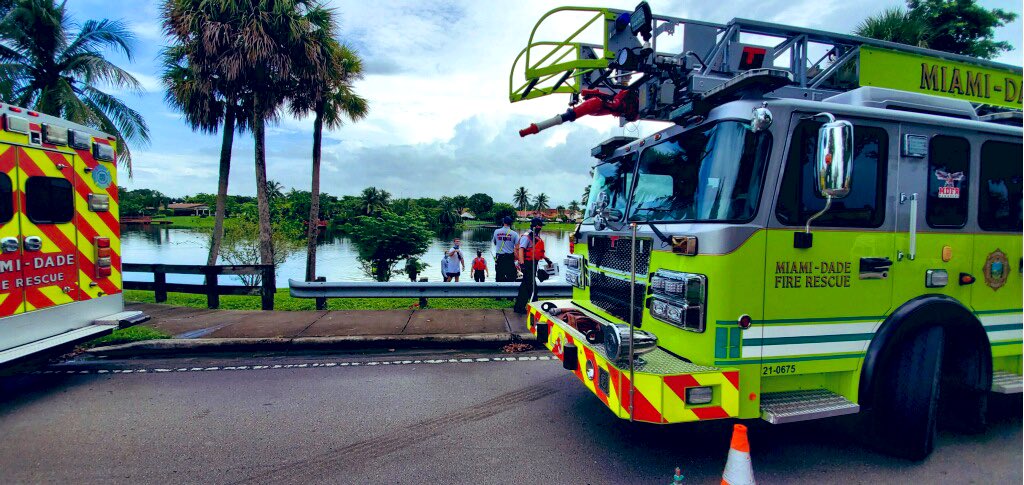 ChiefRJadallah's tweet photo. When seconds count, rescuers draw on their experience and training to be efficient and to save lives. Today, #MDFR Batt13 conducted a dive drill to ensure diver proficiency and familiarization with the different bodies of water in their territory. #MDFRTraining. https://t.co/tp8UtG6Nd3