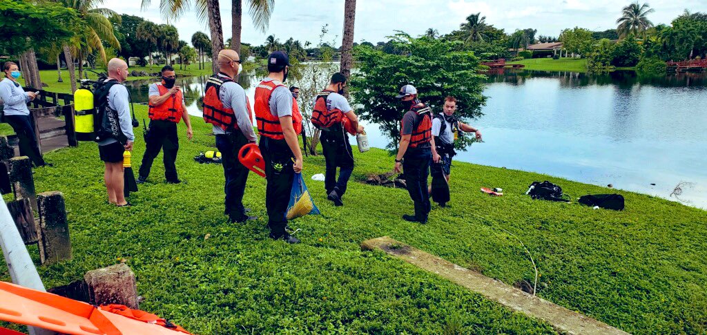 ChiefRJadallah's tweet photo. When seconds count, rescuers draw on their experience and training to be efficient and to save lives. Today, #MDFR Batt13 conducted a dive drill to ensure diver proficiency and familiarization with the different bodies of water in their territory. #MDFRTraining. https://t.co/tp8UtG6Nd3