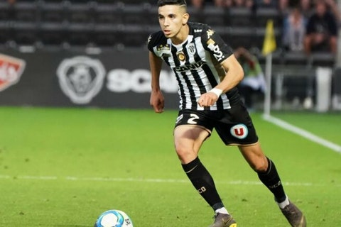 THREAD | RAYAN AÏT NOURIWolves fans got a decent opportunity to check out potential new signing Rayan Aït Nouri in a 6-1 defeat to PSG last night. Despite the result, there was plenty of praise for left wing-back. Have put together this thread on his performance!  #WWFC