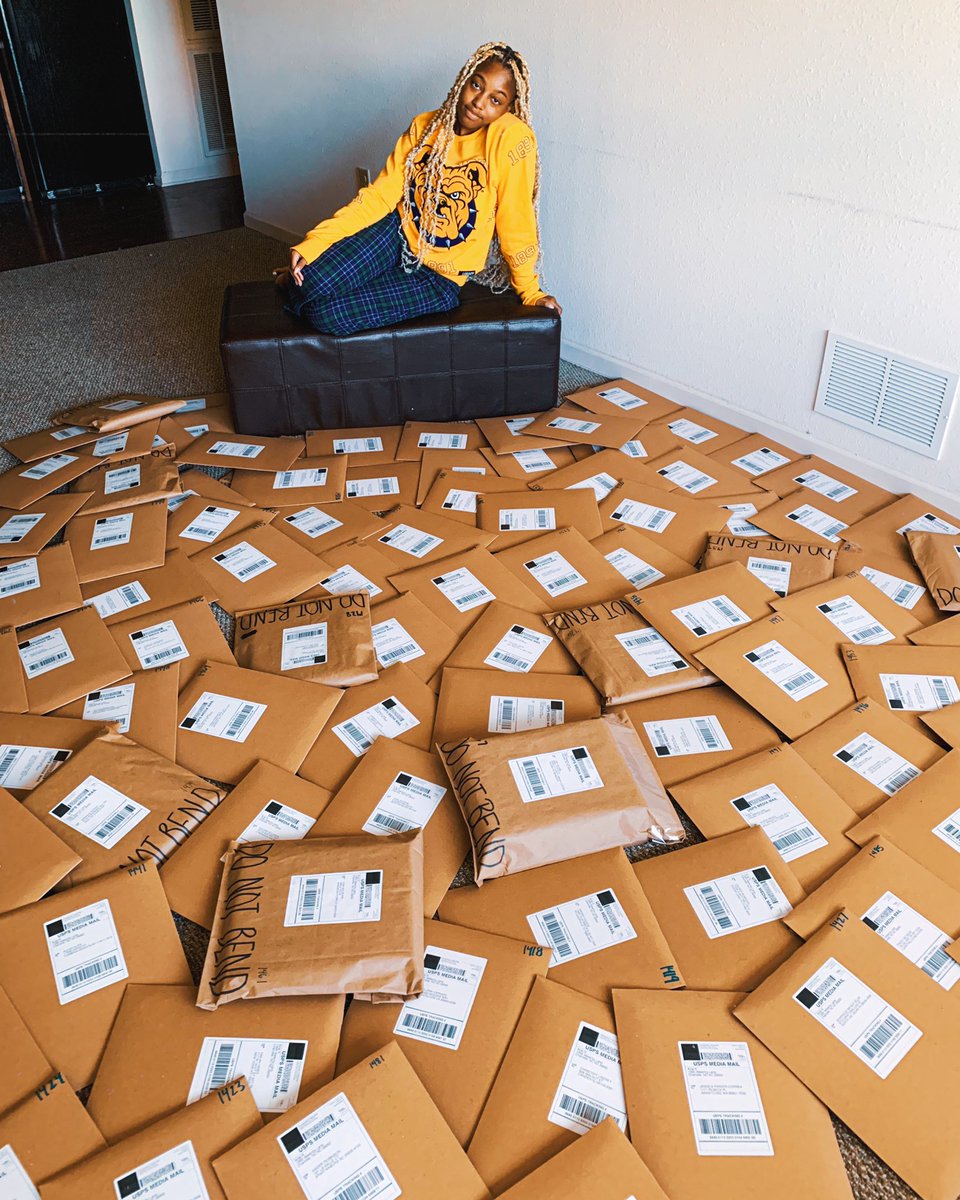 honestari's tweet image. P is for Please retweet if you come across this &amp;amp; help a young black author on her journey to 10k book sales🥺👉🏽👈🏽