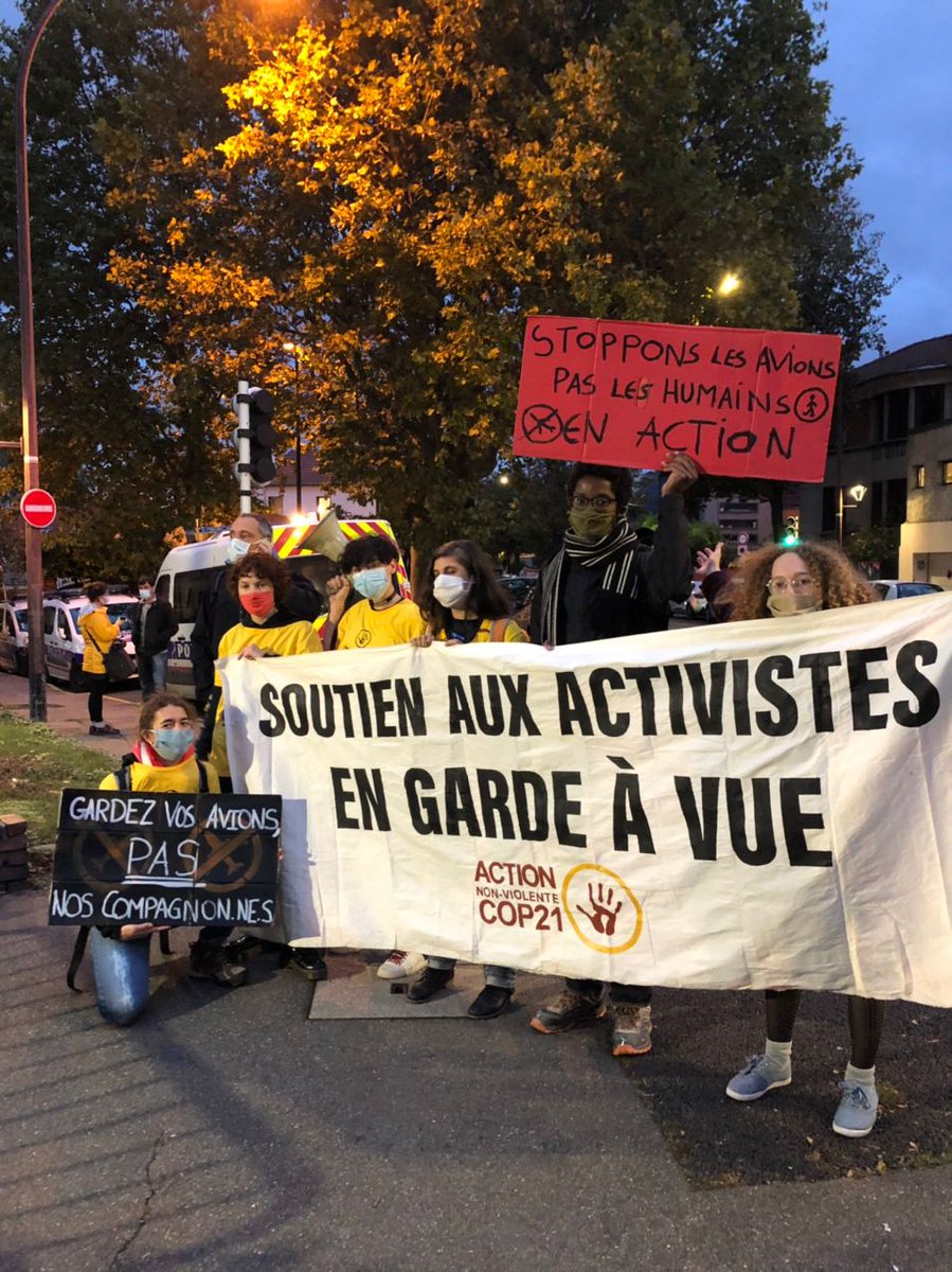 actionclimat75's tweet photo. 🚨 Après 9h30 de garde à vue, les premier·es activistes sortent des commissariats et sont accueilli·es par des comités d'accueil. Nous restons déterminés à faire pression sur le gouvernement pour stopper le projet du Terminal 4. 
Bravo aux citoyen·nes ✊ 
#NonAuT4 #AvionsATerre https://t.co/xGZcJuK9ta