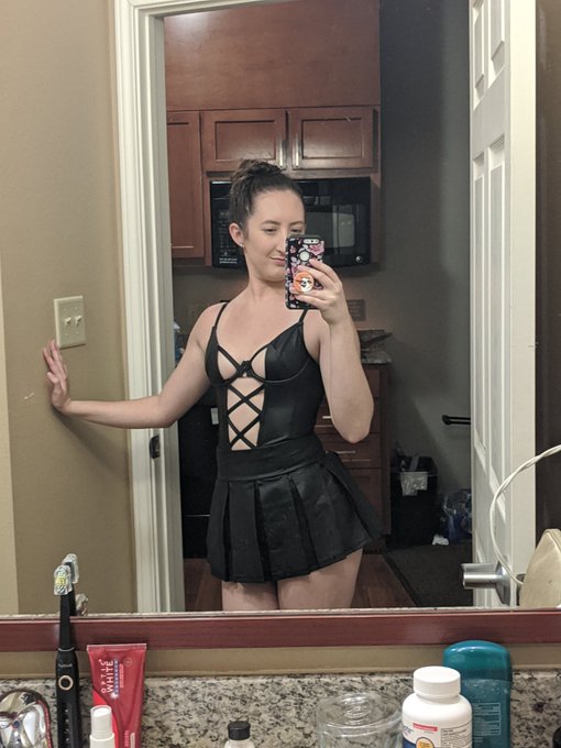 New little sexy outfit for the bedroom. What do you think? #MFC #onlyfans #camgirl #cammodel #leatherskirt