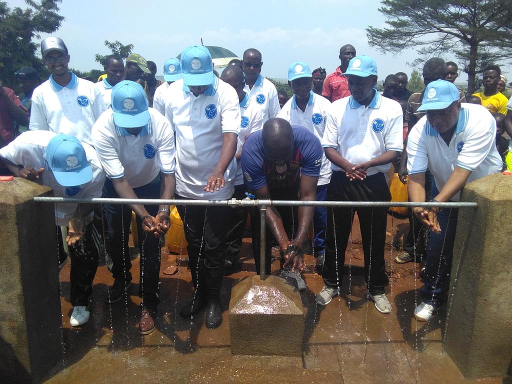 BubanzaCommune2's tweet photo. #Burundi,#inyuma y'ibikorwa rusangi vy'iterambere bakoreye k'umutumba wa #Buramata,imvukira z'uwo mutumba ,baherekejwe n'abategetsi batandukanye,bagize urugendo rwo kuraba kumugaragaro ibikorwa bamaze kuranguranibiriko birarangurwa https://t.co/OCj3F4FwBC