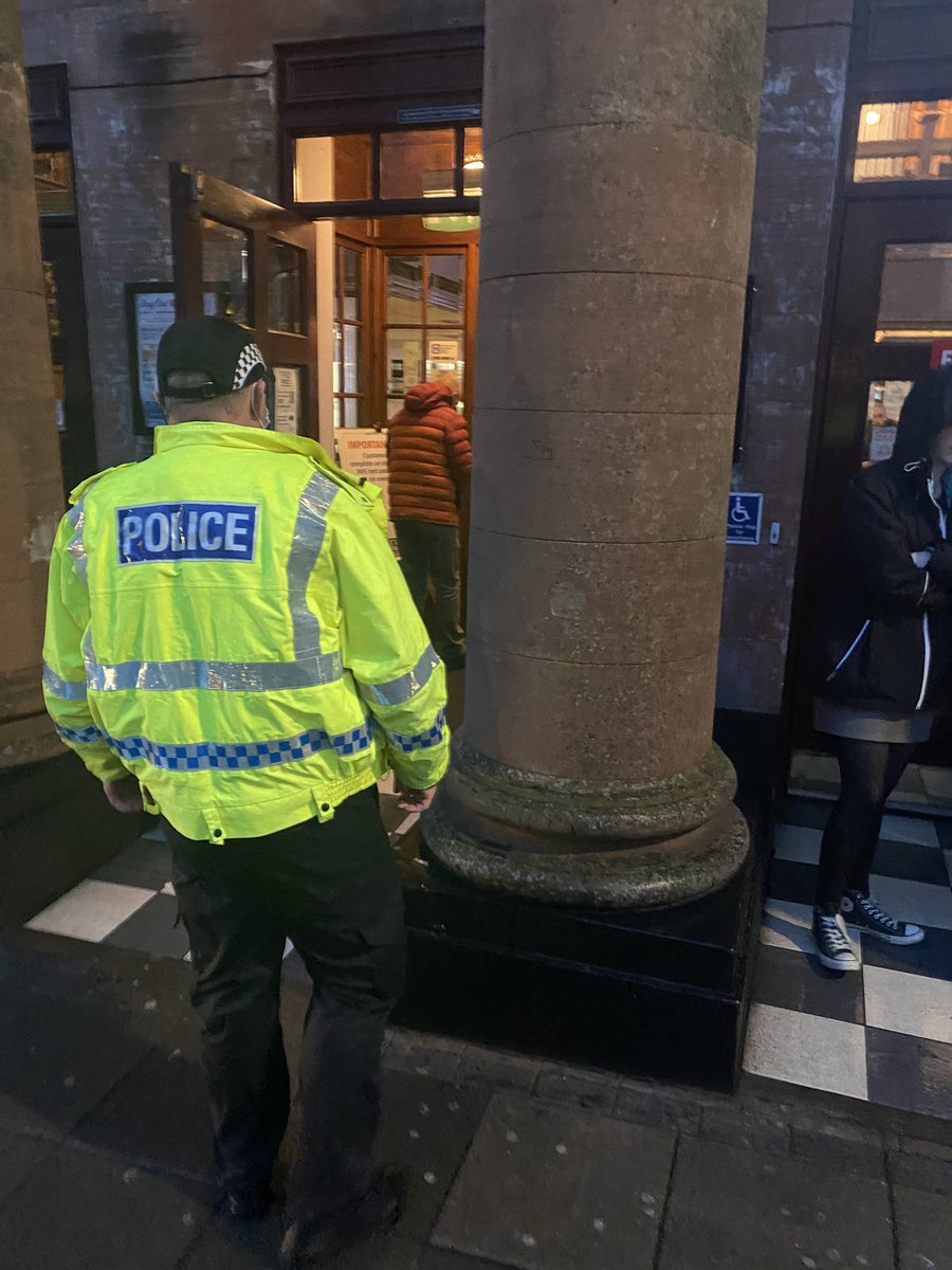NithsdalePolice's tweet photo. #Dumfries Community Officers are visiting licensed premises this evening. We are engaging with publicans & customers around the current #Covid19 legislation. #staysafe if you are out socialising tonight. #keepingdumfriessafe #dumfriescpu #communitypolicing https://t.co/zpd43oFHoY