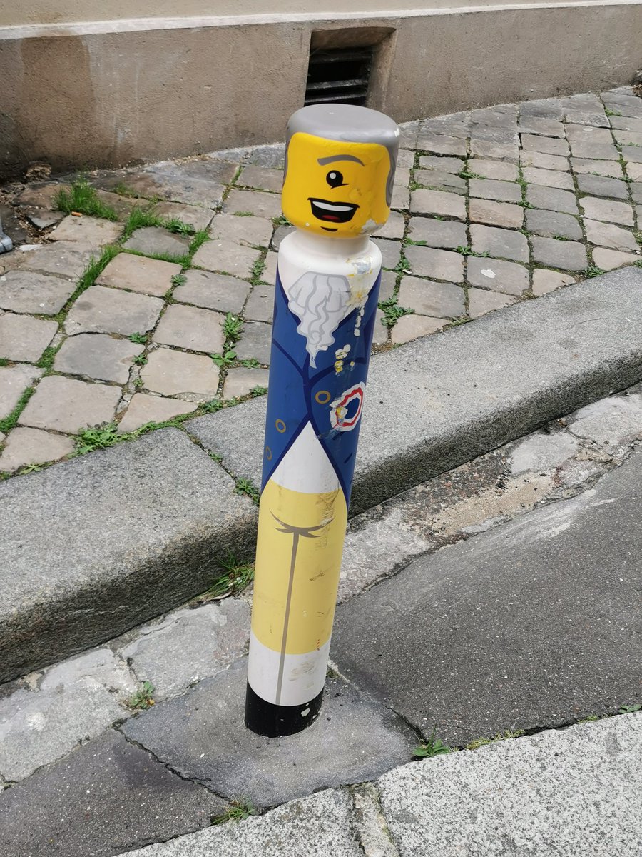 Little_Daf's tweet photo. #LeCyclop , #Versailles, #StreetArt https://t.co/Ngg4Vk8Gxm