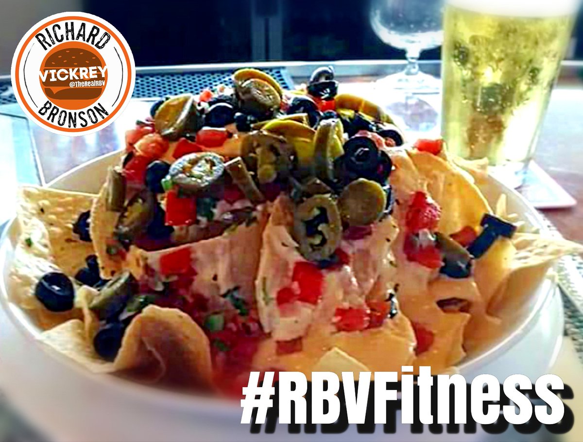 ItsMeRBV's tweet photo. Delicious of the Day! #nacho Average Saturday Snack... #nachos #nachocheese #jalapenos #blackolives #onions #tomatoes #icecoldbeer #foodlover #foidie #rbvfitness #rbvtoo https://t.co/hQnAsVM1Kr
