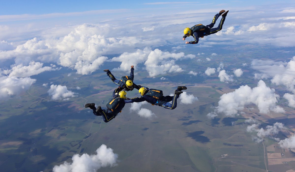 TigersFFT's tweet photo. Team OC Lieutenant Euan Bandall leading the way, first diver approaching the base on his farewell team jump at Netheravon. https://t.co/HsFWd59hiT