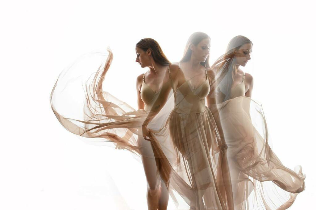 52frames's tweet photo. ✨ This great composite and self portrait was taken by Jill Sarchet for this week’s challenge #52frames_useatripod. She used a lascolight to create this stunning image
Congrats on the feature @jillsarchetphotography
🌟 Week 39/2020
🌟Theme: Use a Tripo… https://t.co/vFrA7iUhyJ https://t.co/G0lL9815N2