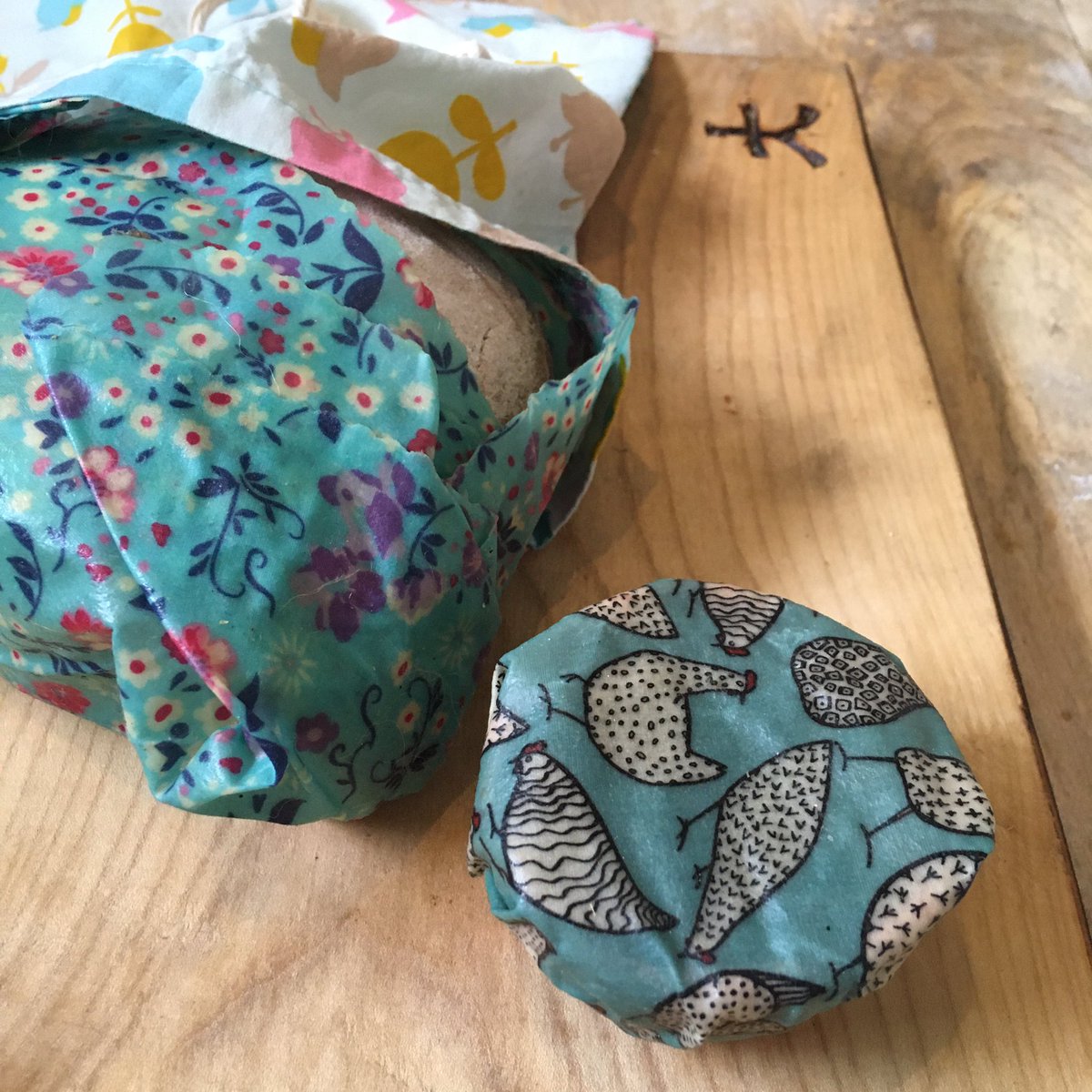 WrapsFabric's tweet photo. Jam on toast for breakfast this morning. The bread is staying fresh in one of our organic cotton bread bags with a large wrap over the cut end. Will stay fresh for days! #breadbag #organiccotton #jamontoast #beeswaxwraps https://t.co/ZTnxKSbdTA