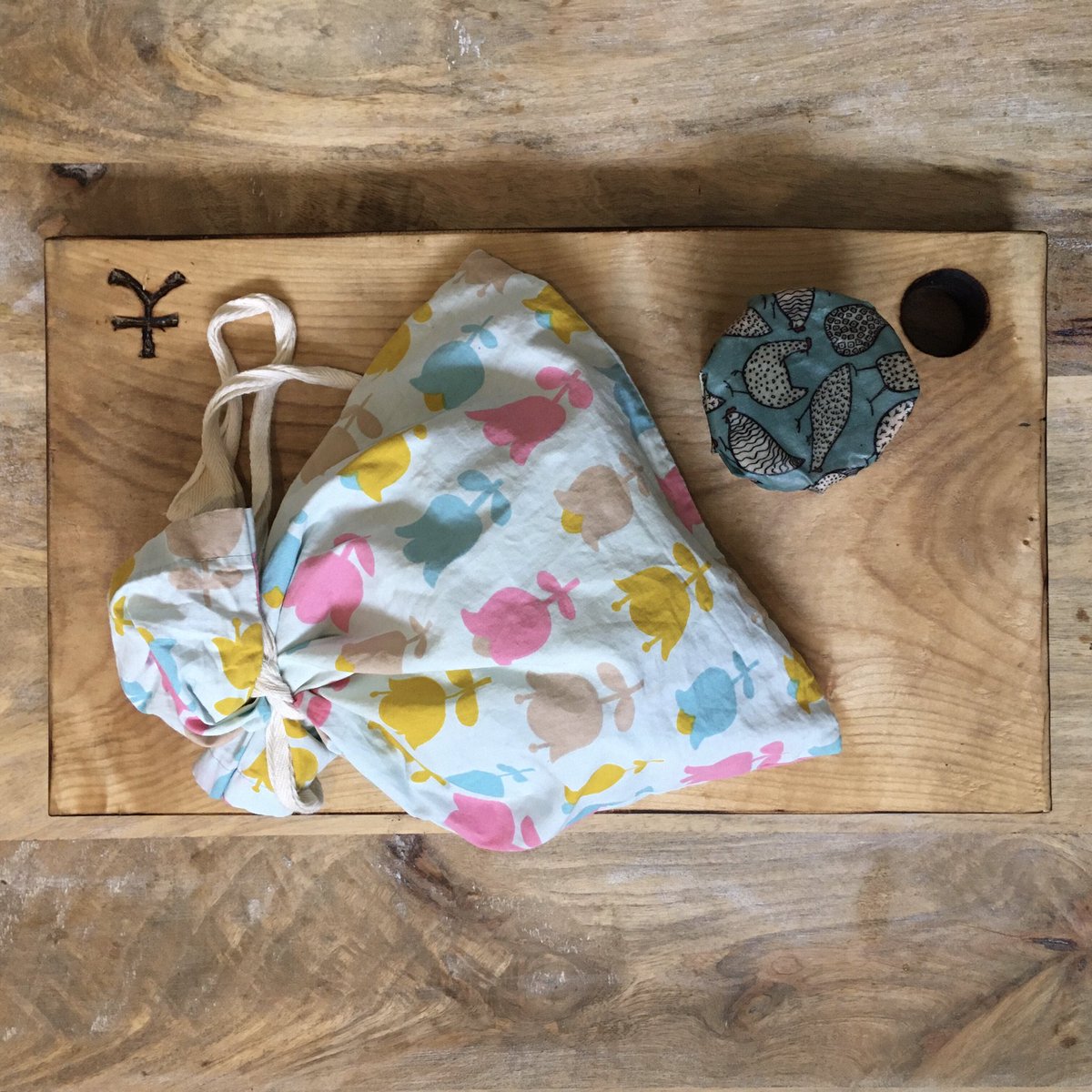 WrapsFabric's tweet photo. Jam on toast for breakfast this morning. The bread is staying fresh in one of our organic cotton bread bags with a large wrap over the cut end. Will stay fresh for days! #breadbag #organiccotton #jamontoast #beeswaxwraps https://t.co/ZTnxKSbdTA