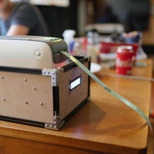 Eventication's tweet image. Binnen enkele weken lanceren we met eventication een nieuwe manier van bandjes printen. 

We hebben maanden gewerkt aan een revolutionair plug &amp;amp; print systeem om het hele print systeem te vereenvoudigen. 

Accreditatie even heruitvinden noemen ze dat! #teameventication