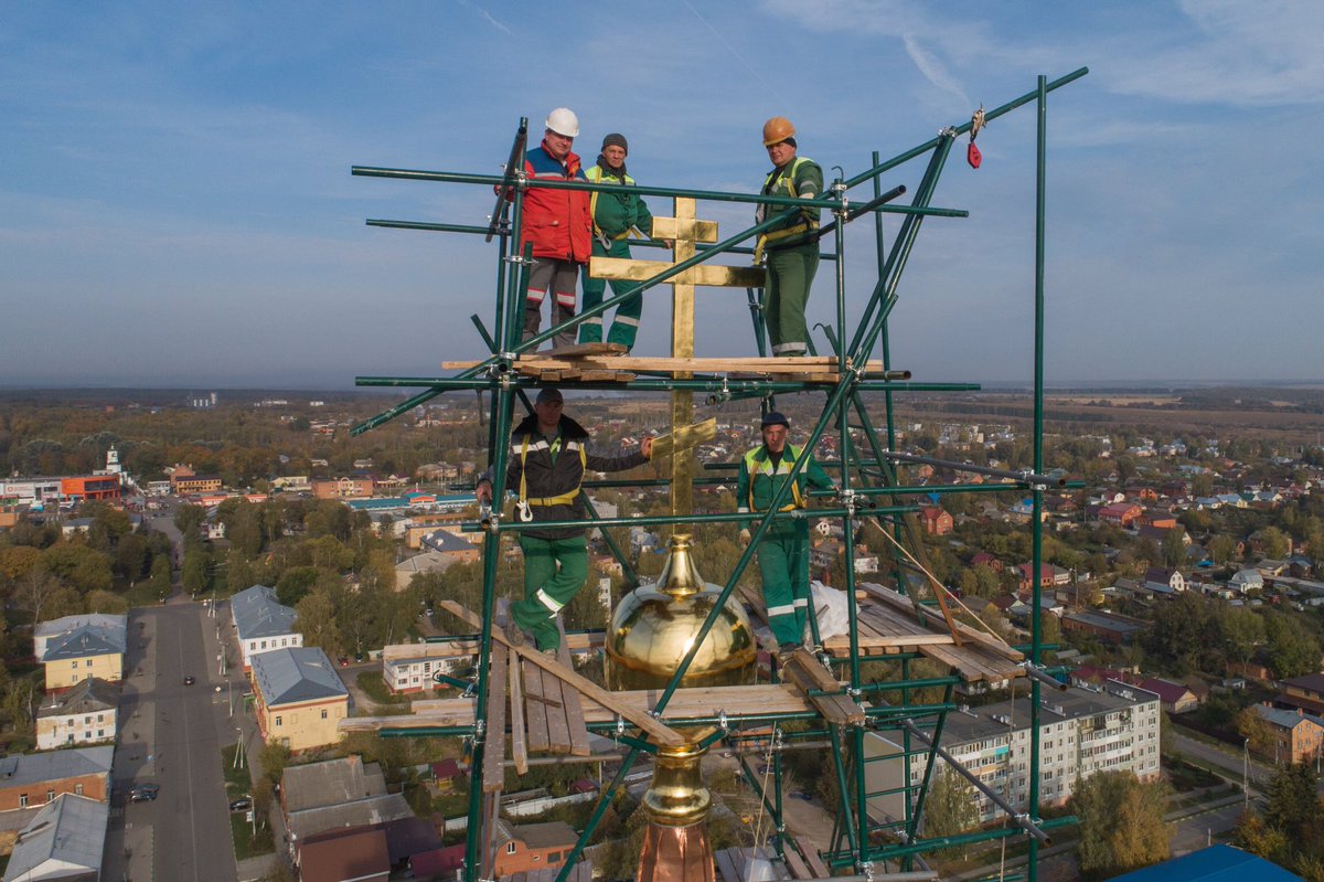 Как-то так получилось, что эта фотография мгновенно разлетелась по разным аккаунтам, даже до того как опубликовал её автор. Поэтому исправляю ситуацию. Сегодня 3 октября на Никольскую колокольню водрузили отреставрированный крест ☦️ Мы творим историю. #венев