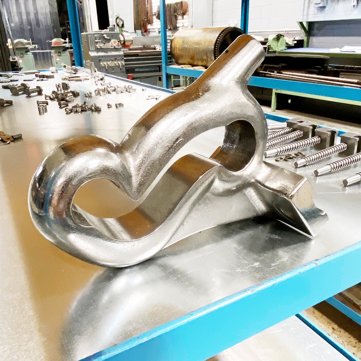HowardIronWorks's tweet photo. The Gooseneck Cam, based on Merritt Gally's patent, orchestrates the opening & closing of the platen, belongs to the #Victoria Platen Press.
#printinghistory #printingmuseum #GallyPrinciple #ColtsArmory #diecutter #platenpress #museumrestoration https://t.co/67TP2gL4se