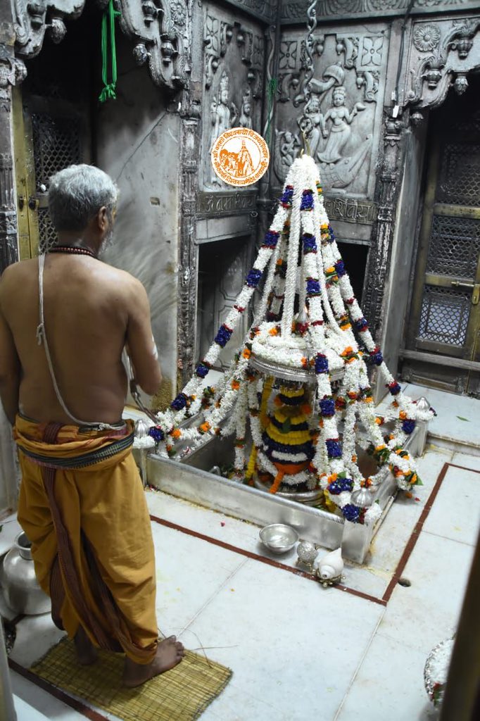 ShriVishwanath's tweet image. आज दिनाँक 03-10-2020 को श्री काशी विश्वनाथ मंदिर के शयन आरती के दर्शन।

#ShriKashiVishwanath #Shiv #Mahadev #Baba #ShyanAarti #Temple #Trust #Nyas  #Jyotirlinga #darshan #blessings #Varanasi #Kashi