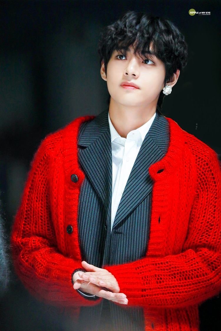 have you ever seen someone wear a cardigan over a suit and pull it off? no one can do it like taehyung ___[191130]