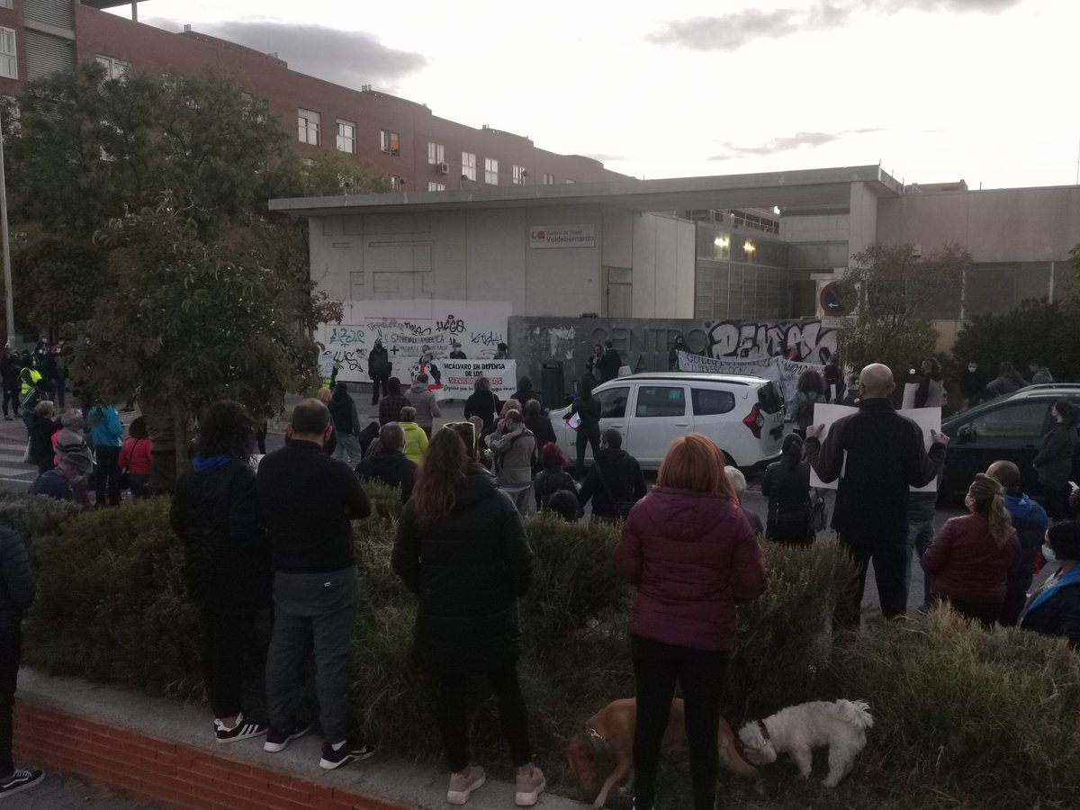 Se lee el comunicado en el Centro de Salud de Valdebernardo. Gracias a todos y todas por asistir. Seguiremos trabajando. ✊🏼