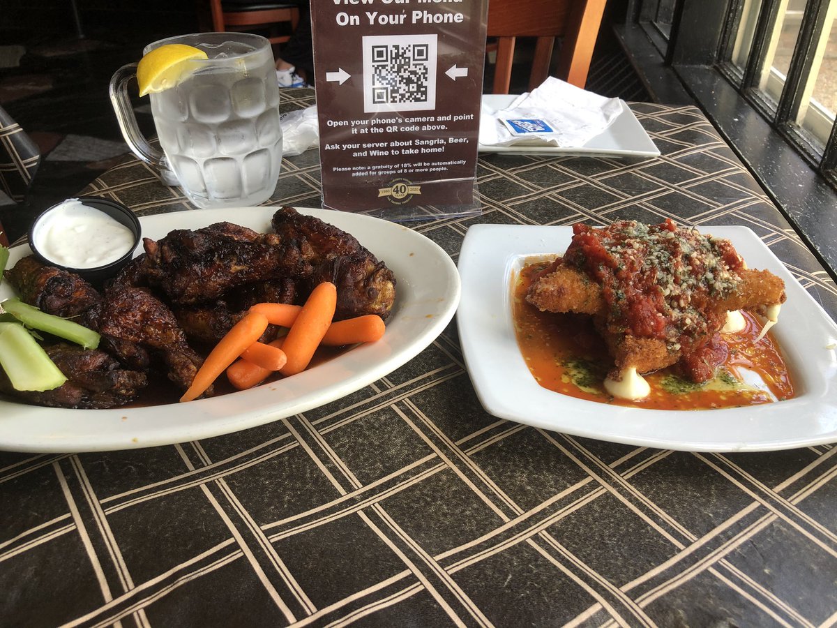 LyleMultimedia's tweet photo. In-between radio shifts, its lunch for one at one of my favorite wing joints here in #Connecticut! The famous “dirty wings” and some mozzarella cheese sticks at @jtimothys! Taking it all in and never disappointed! 💯🙌🏾 #Foodie #SaturdayVibes #JTimothys https://t.co/CgnUnO5QLL