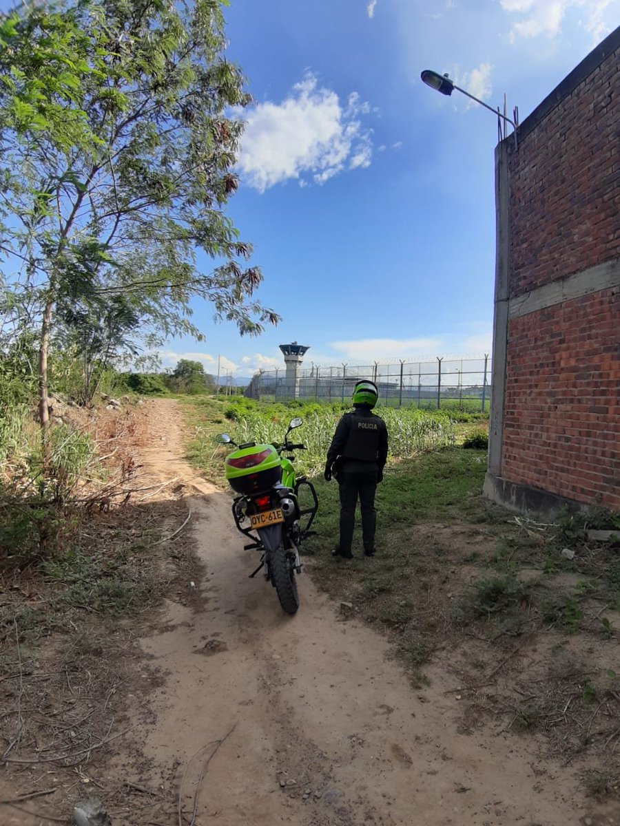 NorteSeguro2018's tweet photo. El Grupo #Cobra de la #FuerzaDisponible #PolicíaMetropolitana de #Cúcuta realiza patrullajes en los barrios #TechoAzul, Trochas alrededores #CárcelModelo, #Ceci y #MaríaPaz garantizando la seguridad y convivencia ciudadana. @SeguridadCucuta
@CucutaSeguridad @Cucuta_Online https://t.co/hZDkDNYyGN