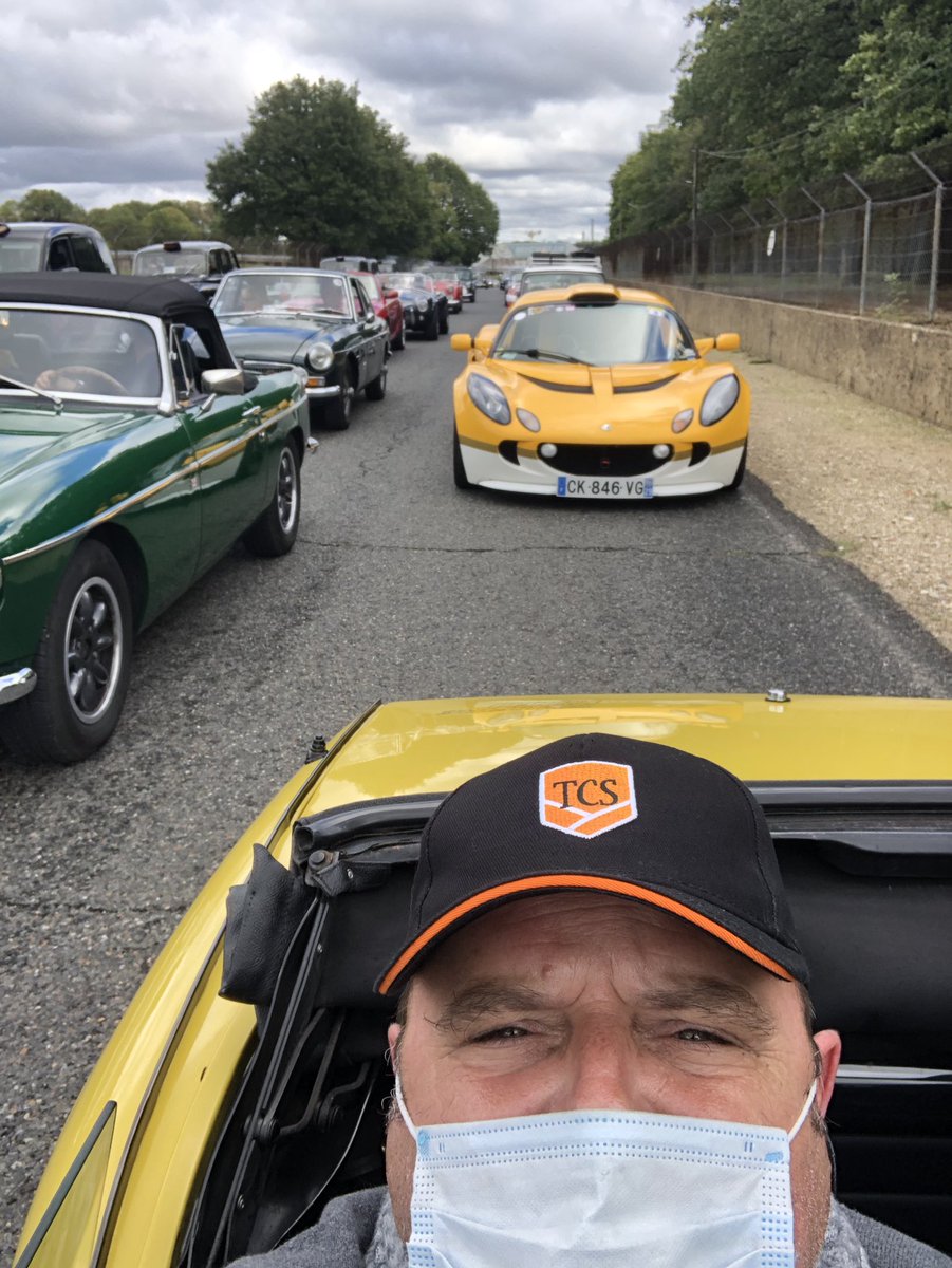 PhilippeSceaux's tweet photo. Cet après midi à l’#autodrome de #LinasMontlhery : God Save The Car . Ambiance circuit à l’ancienne exceptionnelle aux effluves d’anciennes anglaises. #triumph1500 #godsavethecar #mgb #midget #spitfire #daimlercarcompany #lotusseven #jaguar #mgbgt #riley #reliant #austin #morris https://t.co/BU2L3vJuEL