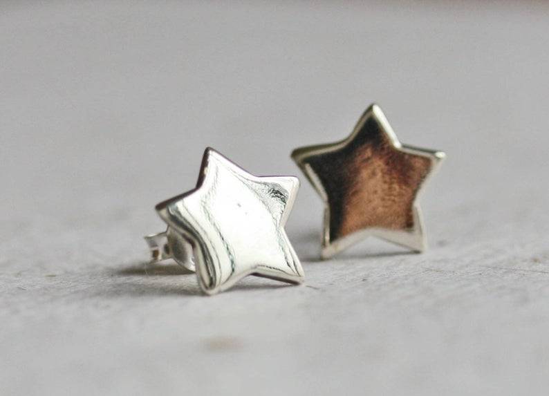 EvieWDesigns's tweet photo. Simple and shiny! I love these little star studded studs, and it looks like you do too! 

#gift #silverjewellery #silverjewelery #etsy #amazonhandmade #star #starstuds #starjewellery #celestial #celestialjewellery https://t.co/I8VbrntyM4