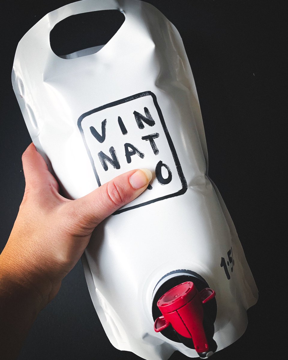 Nat0_o's tweet photo. I was intrigued, to say the least, when I saw this on the shelf... I just had to buy it 😅 ^^ #boxvin #boxwine https://t.co/WvNnD81ntR