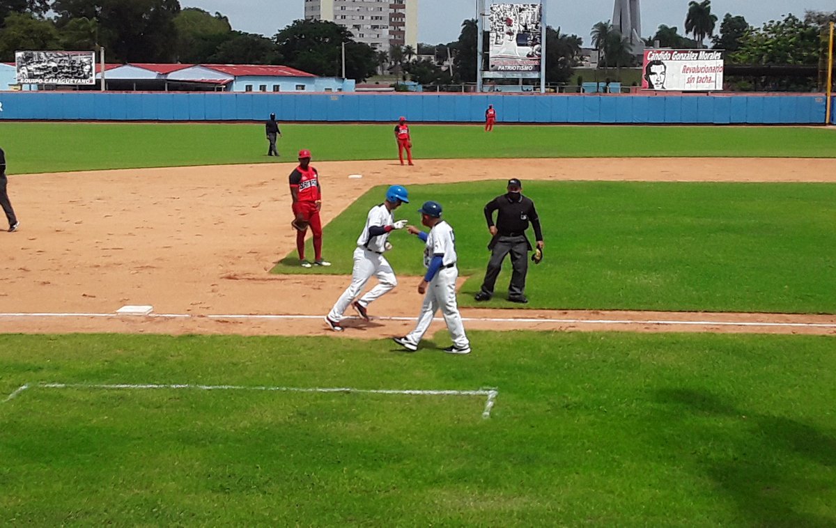 torosdecamaguey's tweet photo. 💥Luis Gómez pega cuadrangular en solitario 💥

🐃El máscara de los Toros la desaparece por el jardín izquierdo y la ventaja ahora es de 2x0 en dos entradas completas.

#1erJuegoSCUvsCMG
#SNB60
#PoderTaurino https://t.co/rtwzbrcTt5