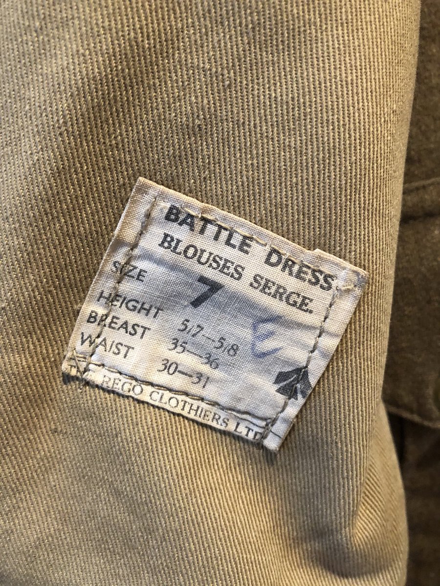 The original ‘Battledress, Serge’ comprised a ‘blouse’ and high waisted voluminous trousers. (I’m concentrating on the blouse). The collar was extremely tough on the neck, so lining helped, with officers had the neck tailored open  #BattledressThread